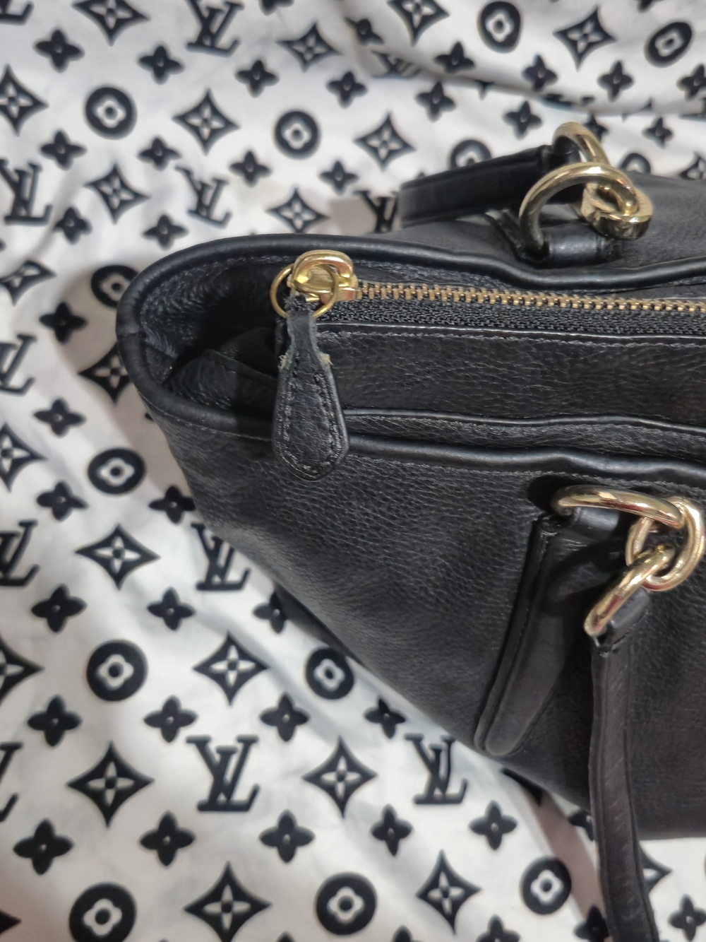 Y2K Coach Black Leather Shoulder Tote with Gold Hardware - Picture 7 of 11